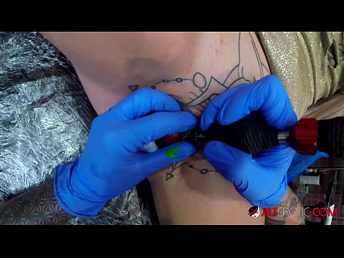 ❤️ Estremamente tatuato hottie Sully Savage ottenuto un tatuaggio sul suo clitoride ❤️ Slutsal it.nomescriativos.top ❌